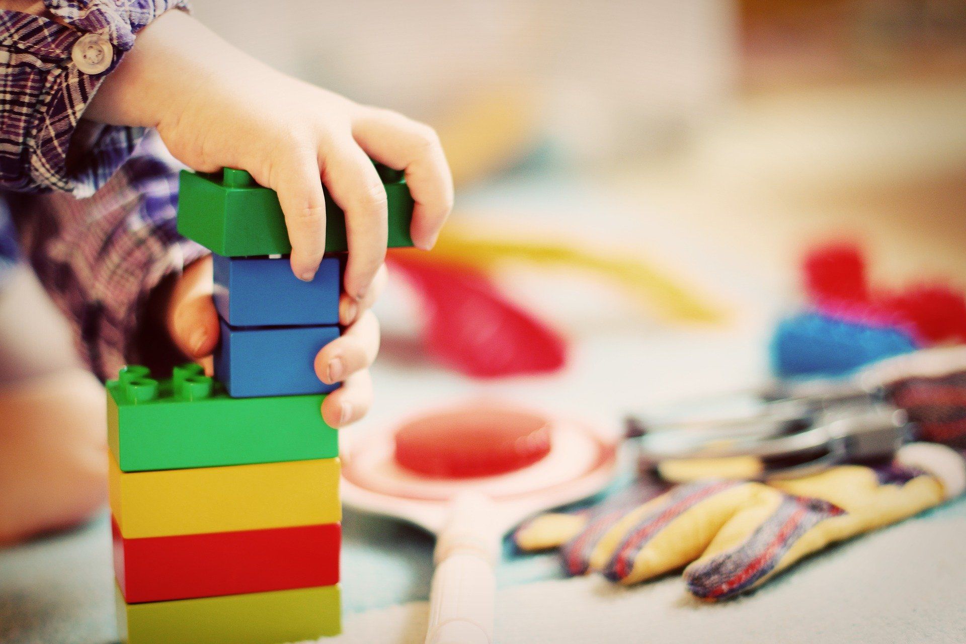 Zabawki drewniane dla dzieci – jakie wybrać i dlaczego są lepsze niż plastikowe?